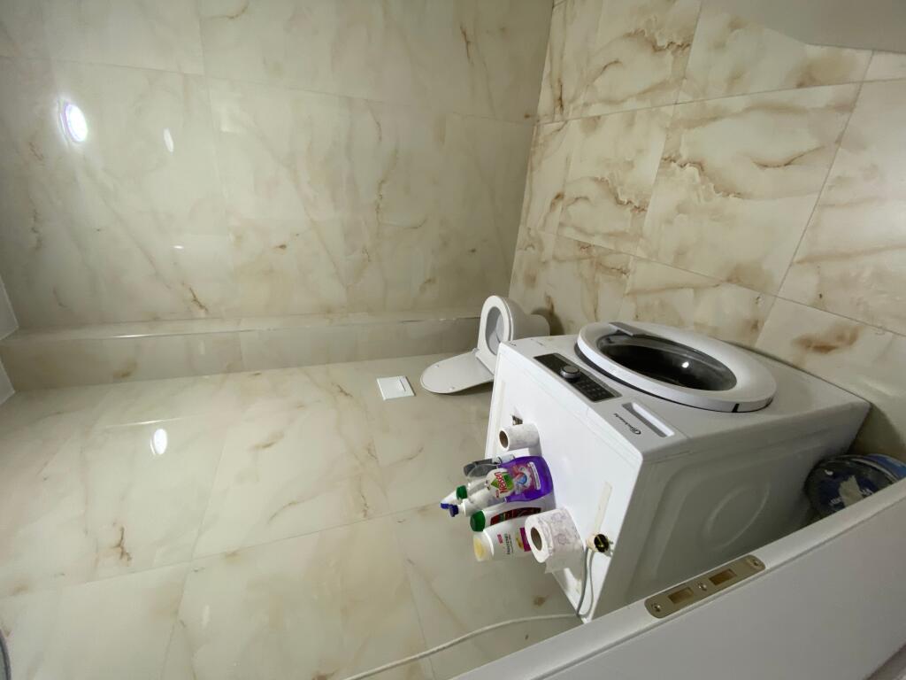 1+1,e mobiluar te shkolle e kuqe,550 euro,mundesi parkimi ne pallat