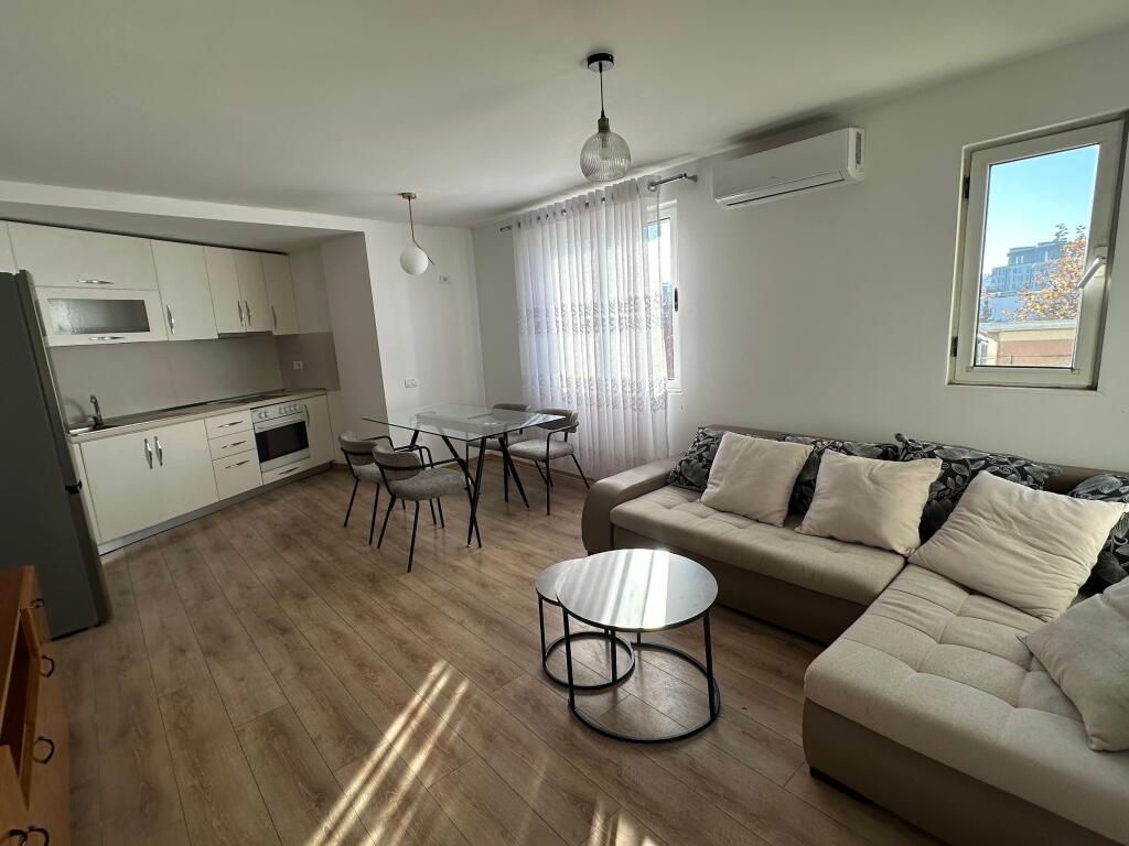 Jepet me qira 1+1 buze rruge ne Brryl 🏷️45.000leke Kati 5 pa ashensor pallat 6 katesh