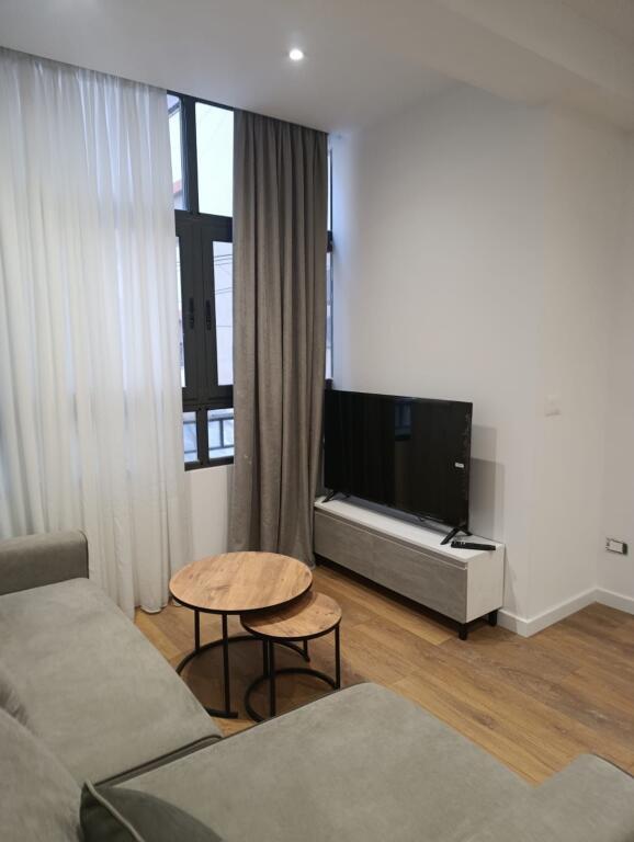 Apartament 1+1, Komuna e Parisit!