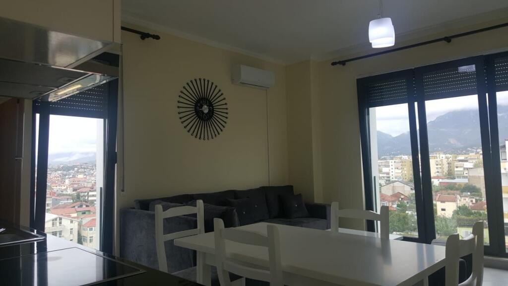 🏠 Appartamento 1+1 in Affitto sopra la Farmacia 10, Tirana