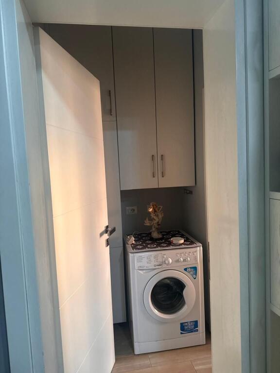 🏠Ne zonen e Rruges se Dibres prane Spitalit Amerikan 2,jepet me qera kati i  III-te i nje vile,2 +1,i mobiluar 55,000 Leke