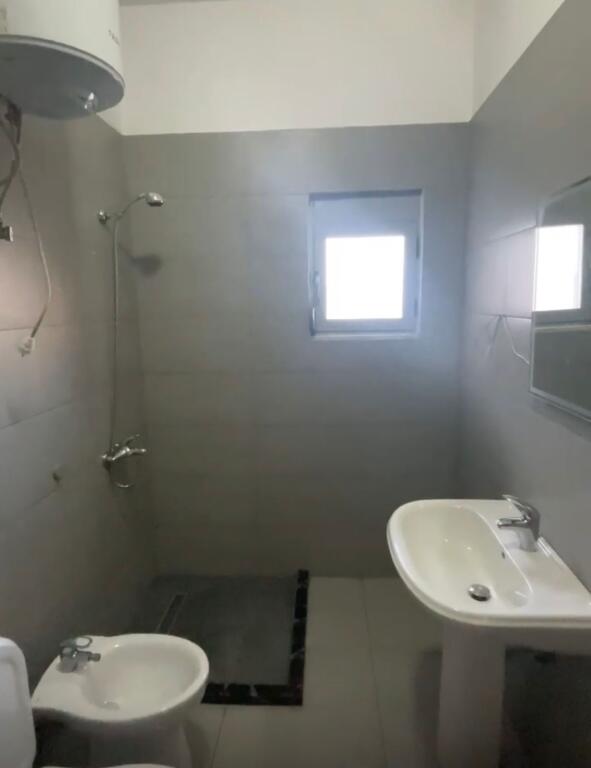 Apartament 1+1, Komuna Parisit!