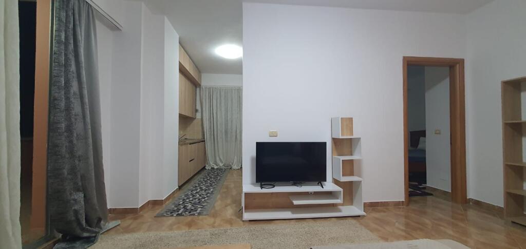 Jepet me qera apartament 1+1 tek Komuna e Parisit