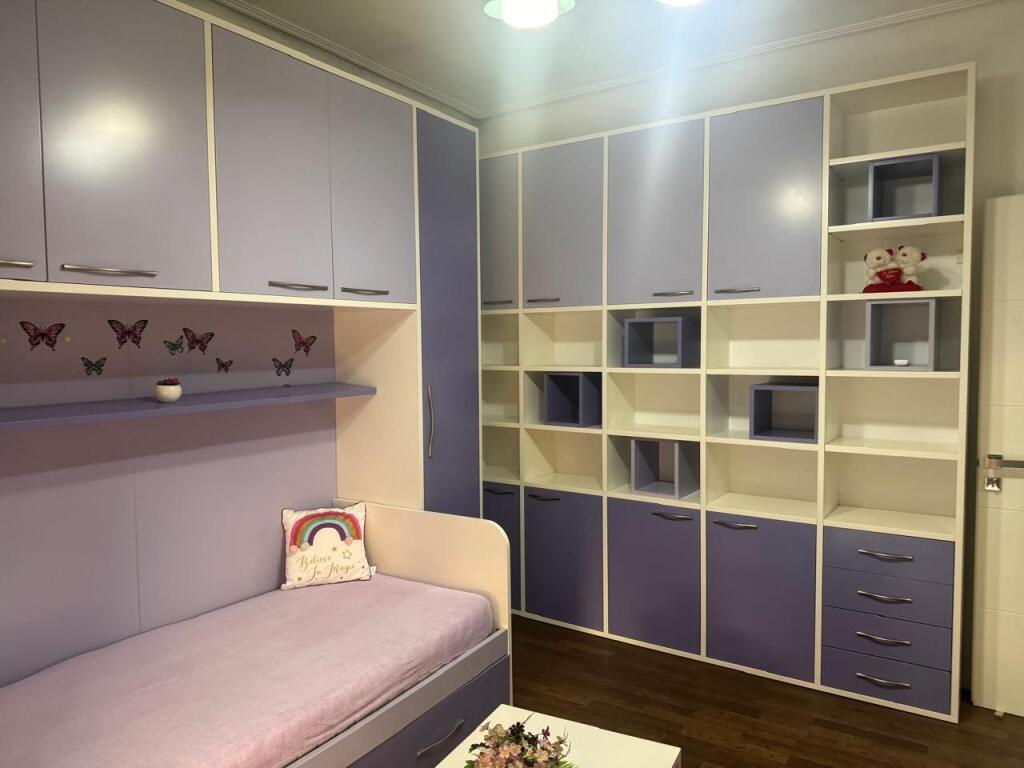 🏠Ne zonen e Rruges se Dibres prane Spitalit Amerikan 2,jepet me qera kati i  III-te i nje vile,2 +1,i mobiluar 55,000 Leke