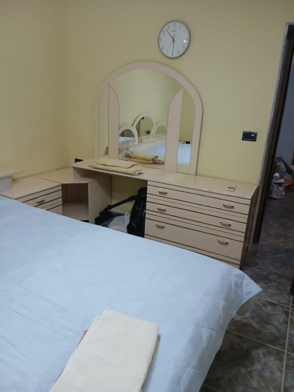 Apartament 2+1 me qira tek Shkolla e Kuqe!