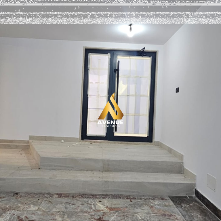 AMBIENT BIZNESI ME QIRA –BLLOK, TIRANË  Vendndodhja: Rruga Sami Frashëri, pranë Farmaci Blloku  Qiraja mujore: 300,000 lekë   Sipërfaqe: 200 m²  Pozicionimi strategjik me fasadë dhe hyrje direkte nga rruga kryesore i garanton ambientit vizibilitet maksimal dhe fluks të lartë kalimtarësh. Ambienti ndodhet në katin -0.5, ofron ndriçim natyral dhe akses shumë të lehtë. Ka një sipërfaqe totale prej 200 m², të organizuar open space, gjë që e bën tepër fleksibël për çdo lloj koncepti biznesi. Prona është totalisht e investuar, me punime cilësore, sistem ndriçimi funksional, instalime elektrike dhe hidraulike të gatshme, duke mos kërkuar investime shtesë.   Ideale për aktivitete si: • Klinikë mjekësore ose dentare • Qendër estetike / SPA • Palestër ose studio fitness • Restorant / lounge / bar • Zyra shërbimi ose qendër biznesi • Showroom apo aktivitete komerciale premium   Avantazhe Kryesore  Lokacion premium në zemër të Bllokut  Vizibilitet dhe akses i drejtpërdrejtë nga rruga kryesore  Hapësirë e madhe dhe e personalizueshme  Ambient i investuar dhe gati për përdorim  Zonë me qarkullim shumë të lartë gjatë gjithë ditës  Investim ideal për biznese që kërkojnë prezencë dhe imazh   📞 Për më shumë informacion ose për të organizuar një vizitë në ambient, kontaktoni: 