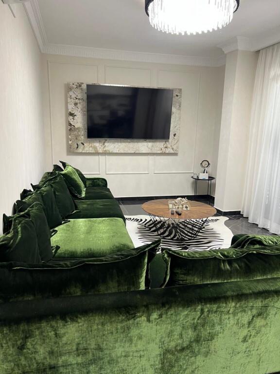 • Luksoz 2+1+2 PLAZH Mobilim i plotë, kati i dytë nga toka. 