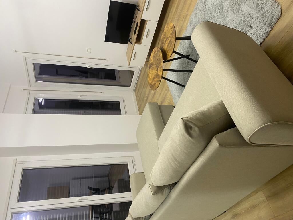 1+1,e mobiluar te shkolle e kuqe,550 euro,mundesi parkimi ne pallat