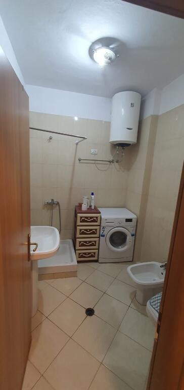 Jepet me qera apartament 1+1 tek Komuna e Parisit