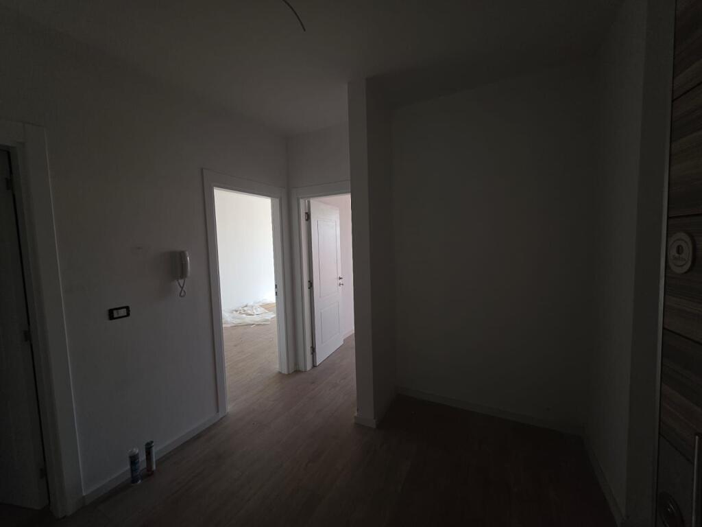 Stacioni Trenit Pran Unazes Se Vogel Shitet Apartament 1+1