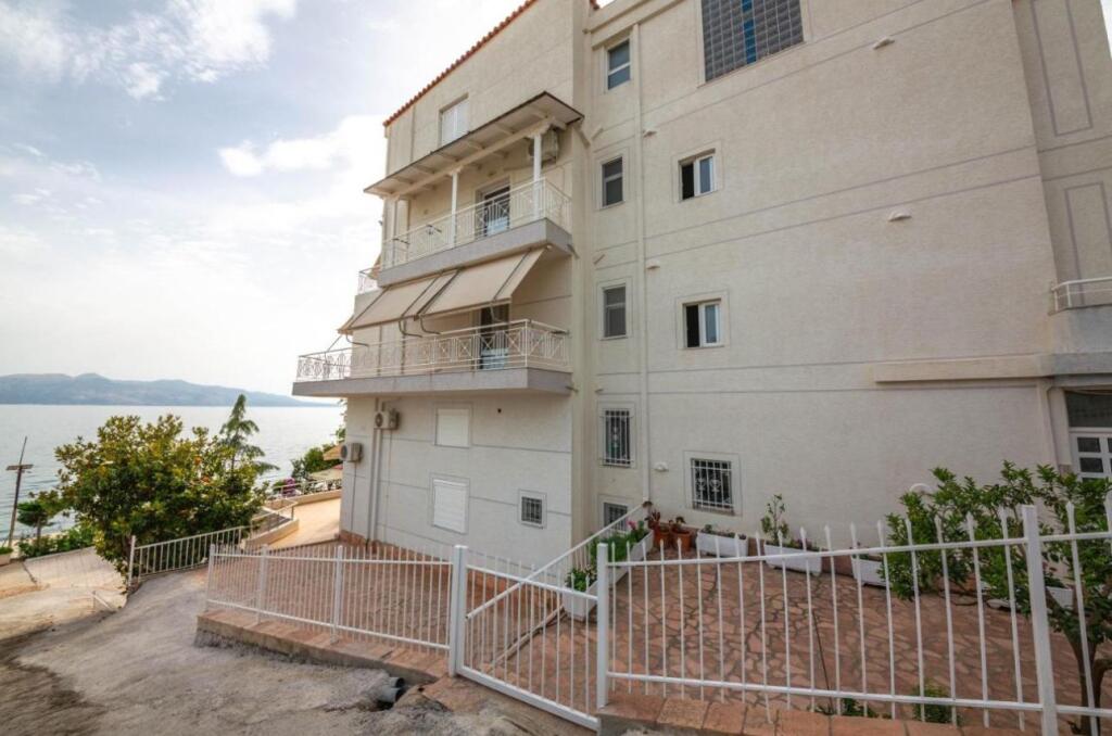 SHITET HOTEL BUZE DETIT SARANDE