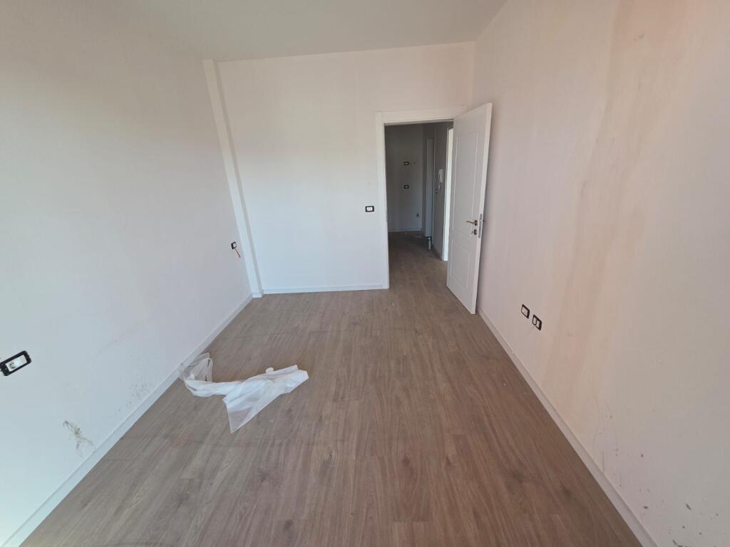 Stacioni Trenit Pran Unazes Se Vogel Shitet Apartament 1+1