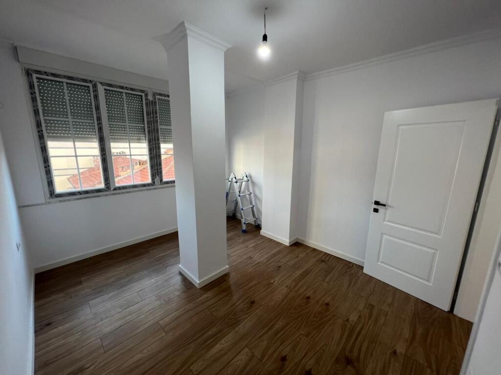 📣 SHITET Apartament 2+1 Me Depo Dhe Ballkon 📍 Prane Qendres 🛣️ Rruga e "Bogdaneve" ✨ 💶 Cmimi 255.000 Euro