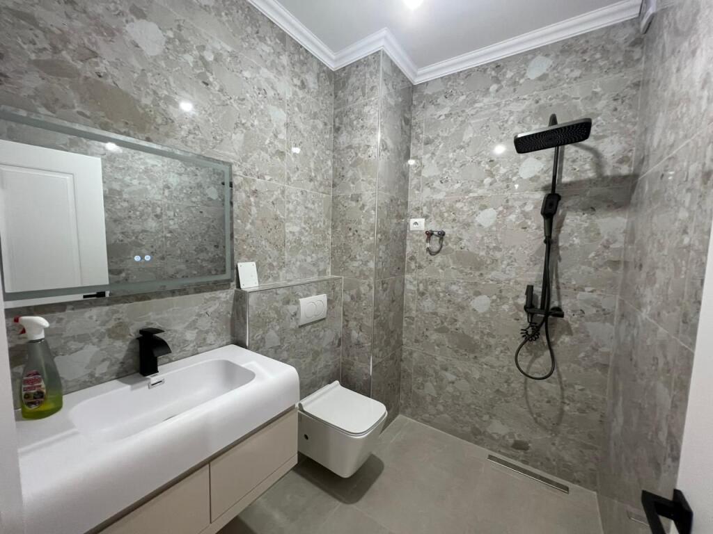 📣 SHITET Apartament 2+1 Me Depo Dhe Ballkon 📍 Prane Qendres 🛣️ Rruga e "Bogdaneve" ✨ 💶 Cmimi 255.000 Euro