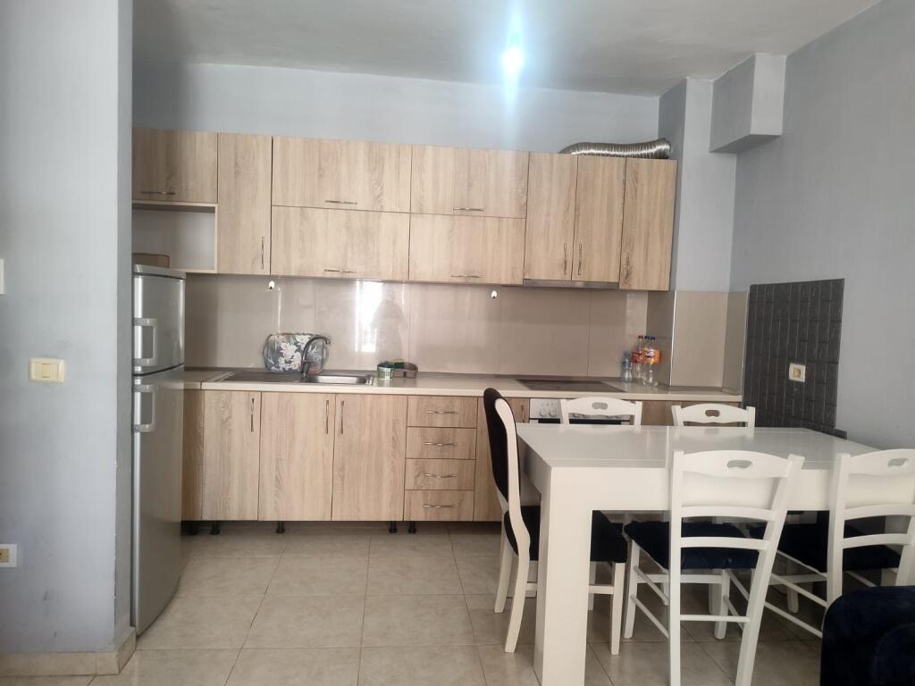 Jepet me Qira 1+1 Astir