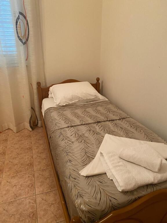 Jepet me qera 3+2 mobiluar rruga elbasanit 700 eu