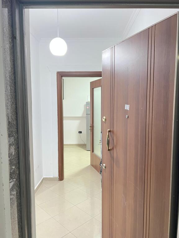 Apartament 1+1, Astir!