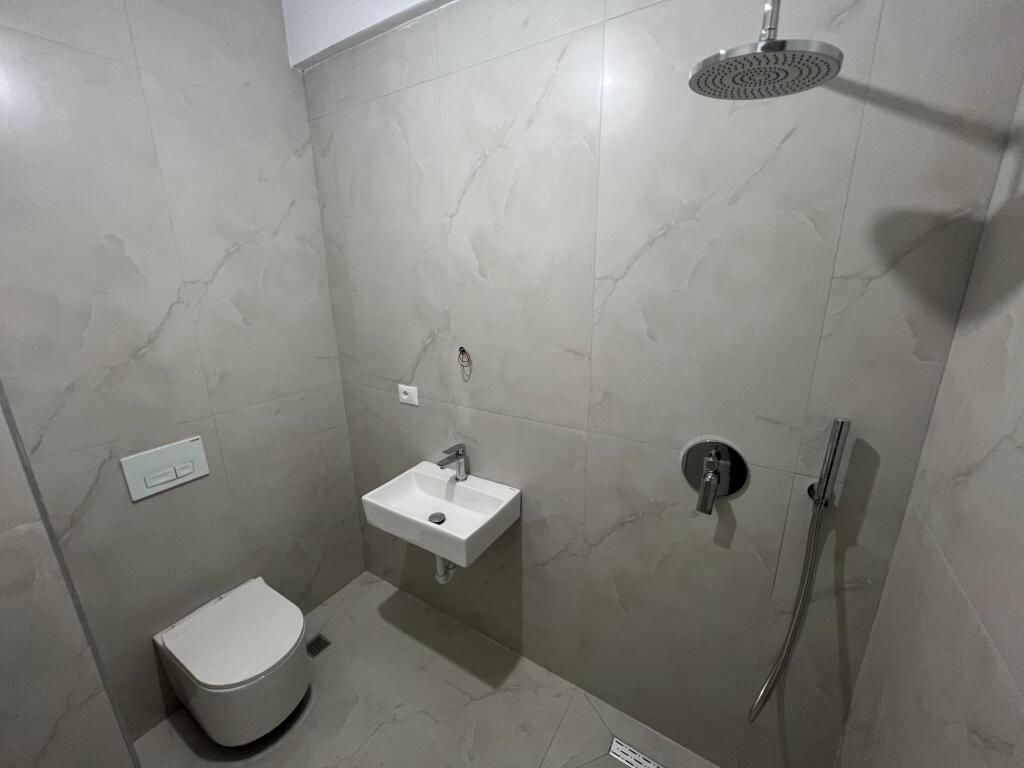 📣 AFFITTO Appartamento 2+1 Con 2 Bagni E Balcone 📍 Residenza OXA, Fresk ✨   🏢 Nuovo Edificio  🪜 Piano 1 🛋️ VUOTO   💶 Prezzo 400 Euro  🅿️ Possibilità Di Posto Auto Con Pagamento Extra
