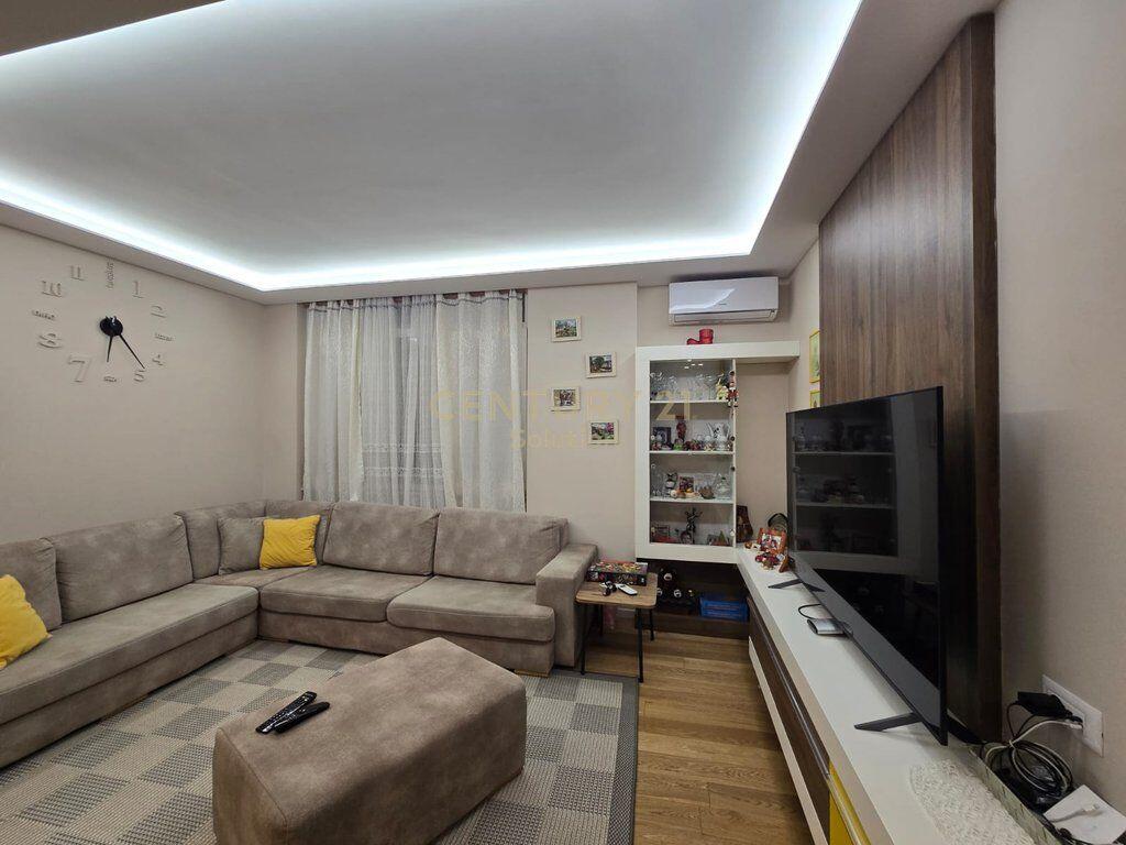 SHITET APARTAMENT 2+1 PRANE "SHKOLLES SE KUQE"!!!