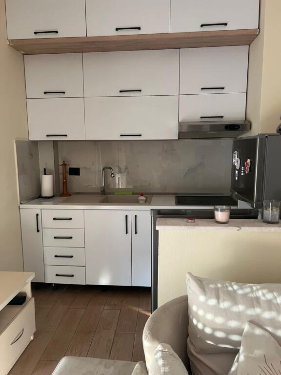 🏡 Jepet me qira Apartament 1+1 📍 Fresku, pranë stacionit të parë të autobusit, mbi pallatet e Tom Doshit 🏢 Kati 2 🛏️ 1 dhomë gjumi + sallon/kuzhinë 🌇 Orientim perëndim ❄️ Kondicioner (do të vendoset) 🚗 Parkim i lehtë në zonë  💶 Çmimi: 300 € / muaj