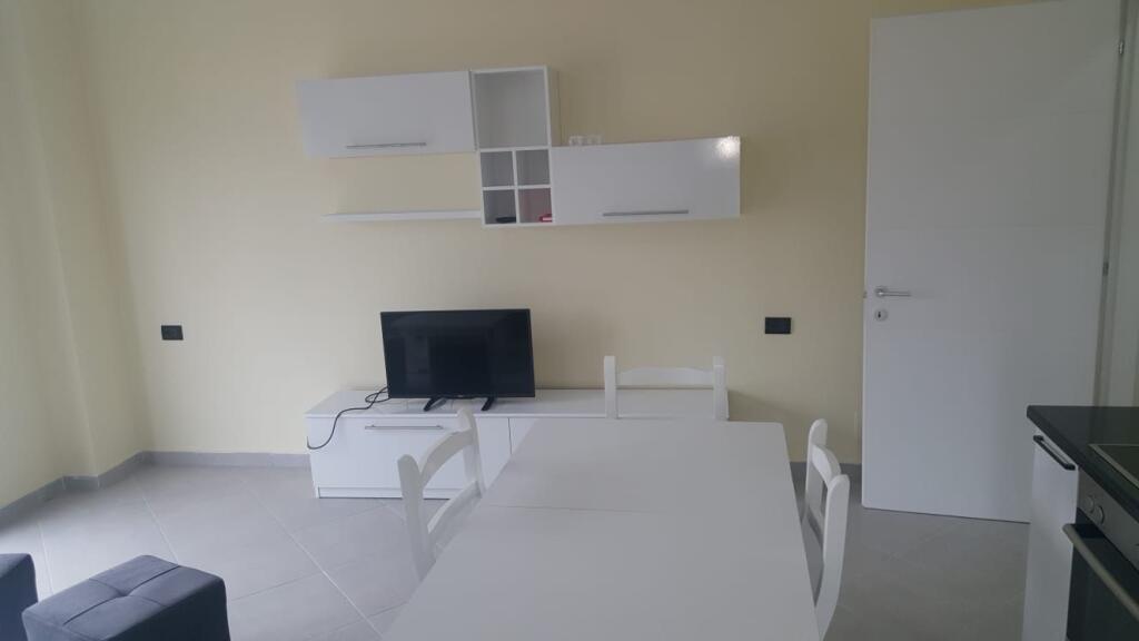 🏠 Appartamento 1+1 in Affitto sopra la Farmacia 10, Tirana