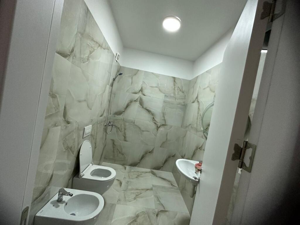 🏡 Jepet me qira apartament 1+1 📍 Grand Gallery, Yzberisht 🏢 Kati 8, pallat i ri me ashensor  💶 Çmimi: 500 € / muaj  📱 Alesi Real Estate –