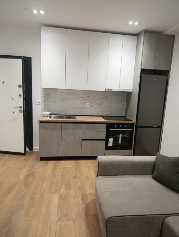 Apartament 1+1, Komuna e Parisit!