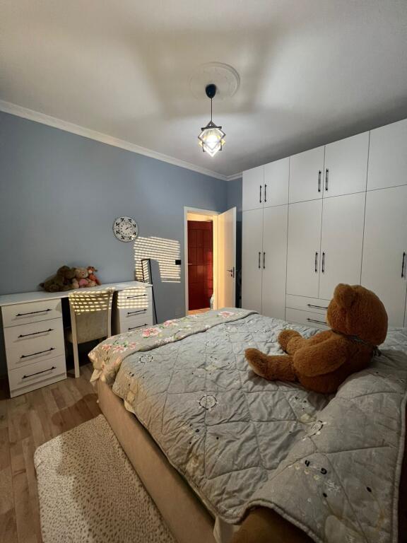 🏡 Jepet me qira Apartament 1+1 📍 Fresku, pranë stacionit të parë të autobusit, mbi pallatet e Tom Doshit 🏢 Kati 2 🛏️ 1 dhomë gjumi + sallon/kuzhinë 🌇 Orientim perëndim ❄️ Kondicioner (do të vendoset) 🚗 Parkim i lehtë në zonë  💶 Çmimi: 300 € / muaj