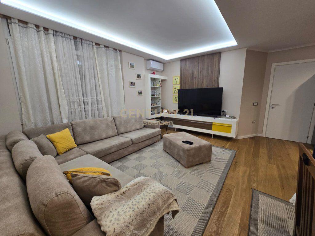 SHITET APARTAMENT 2+1 PRANE "SHKOLLES SE KUQE"!!!
