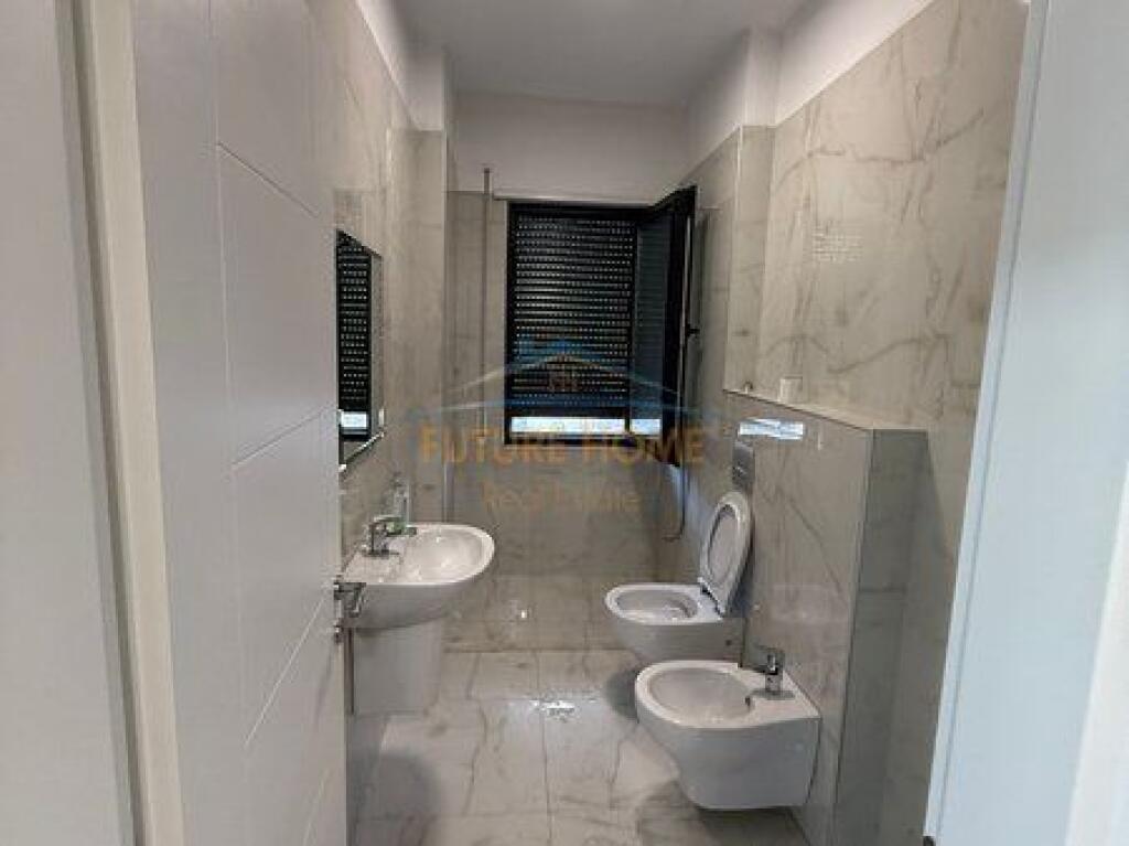 Shitet, Apartament 1+1+Post parkimi, Rruga Qemal Stafa, Tiran