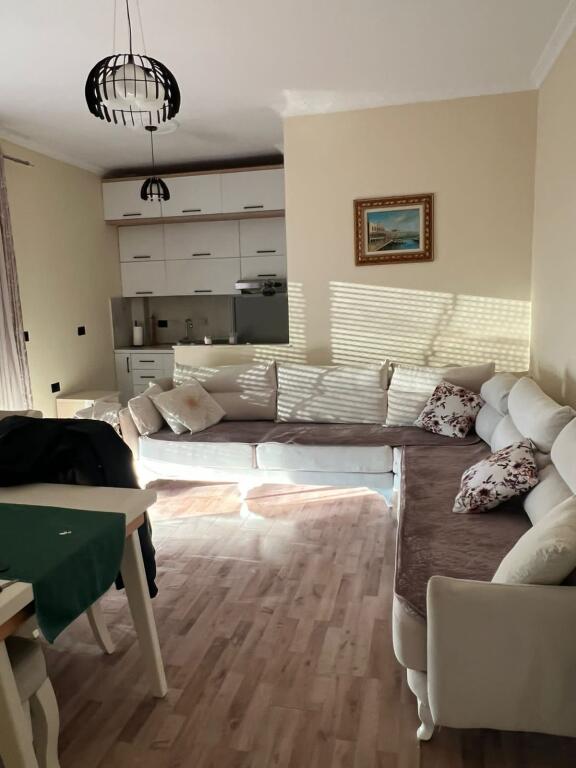 🏡 Jepet me qira Apartament 1+1 📍 Fresku, pranë stacionit të parë të autobusit, mbi pallatet e Tom Doshit 🏢 Kati 2 🛏️ 1 dhomë gjumi + sallon/kuzhinë 🌇 Orientim perëndim ❄️ Kondicioner (do të vendoset) 🚗 Parkim i lehtë në zonë  💶 Çmimi: 300 € / muaj