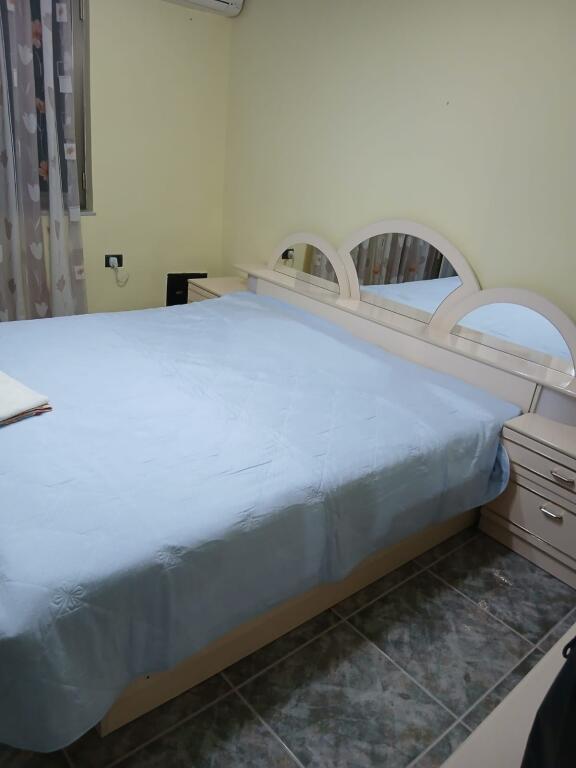 Apartament 2+1 me qira tek Shkolla e Kuqe!