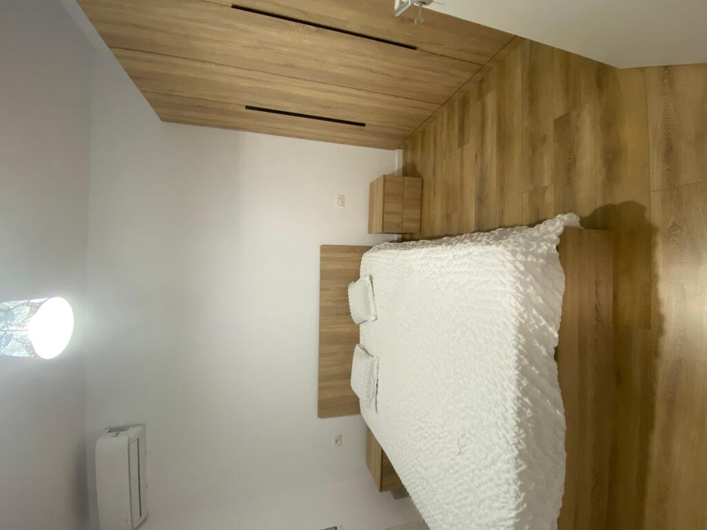 1+1,e mobiluar te shkolle e kuqe,550 euro,mundesi parkimi ne pallat