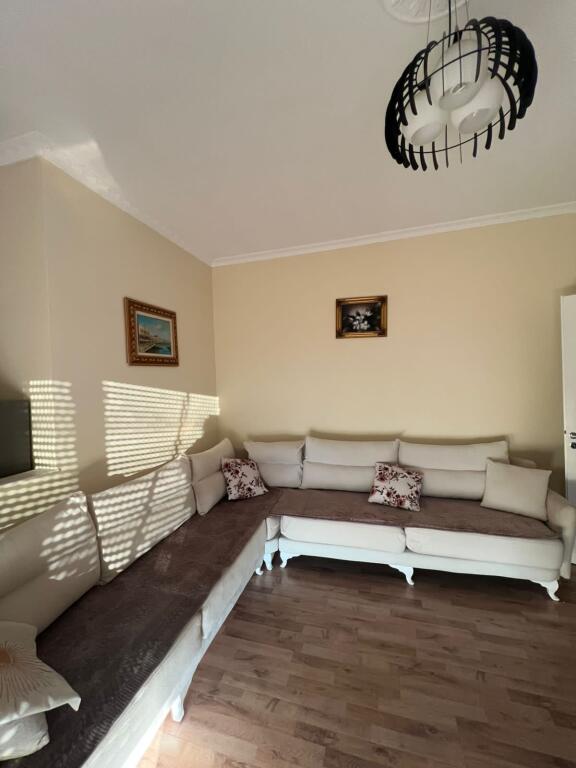 🏡 Jepet me qira Apartament 1+1 📍 Fresku, pranë stacionit të parë të autobusit, mbi pallatet e Tom Doshit 🏢 Kati 2 🛏️ 1 dhomë gjumi + sallon/kuzhinë 🌇 Orientim perëndim ❄️ Kondicioner (do të vendoset) 🚗 Parkim i lehtë në zonë  💶 Çmimi: 300 € / muaj