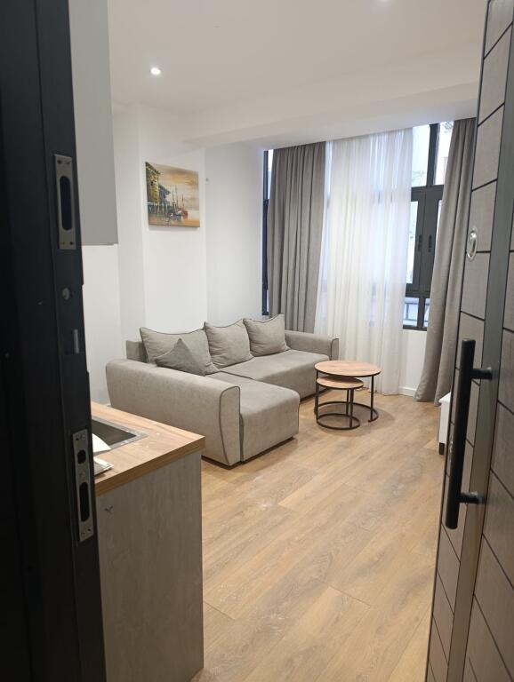 Apartament 1+1, Komuna e Parisit!