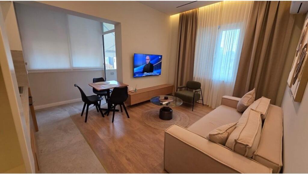 Apartament 1+1 me qira tek rruga e Barrikadave