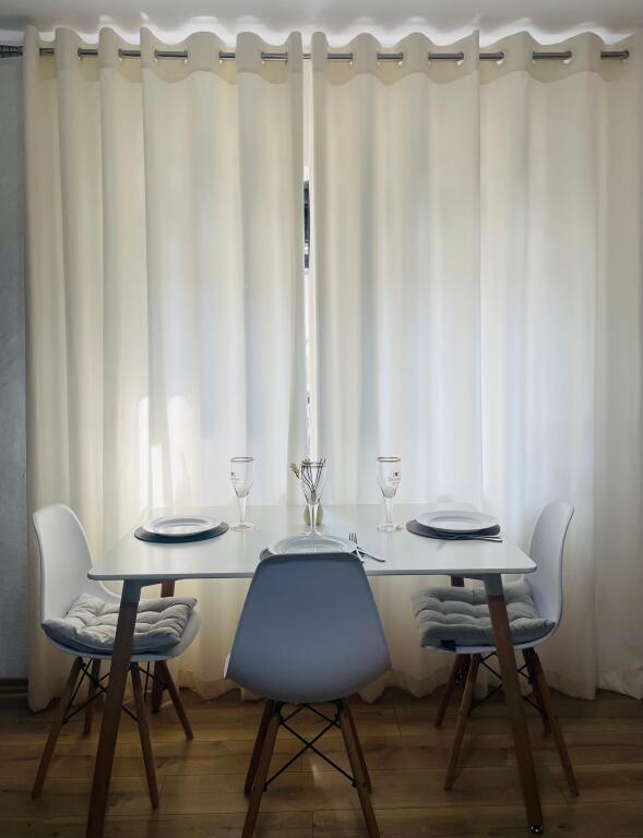 Jepet me qira apartament 1+1, Qender, Rruga e Barrikadave.