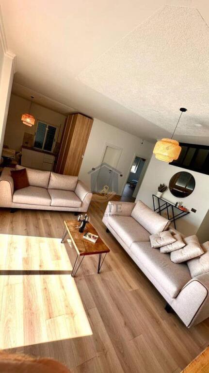 Jepet me Qira Apartament 2+1+2 Ballkone tek Shkembi Kavajes