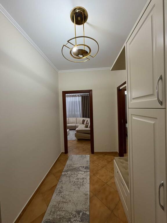 Apartament 2+1 me qira tek Komuna e Parisit!