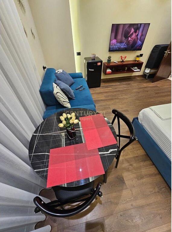 Shitet Garsoniere pranë Prokurorisë së Tiranës – Pranë rruges Mine Peza