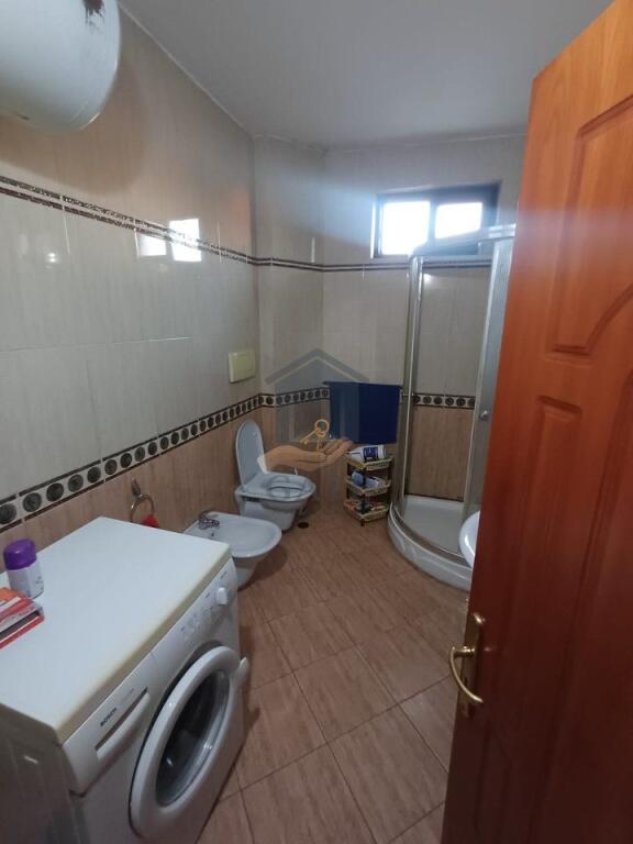 Shitet Apartament 3+1 Prane Stadiumit Niko Dovana
