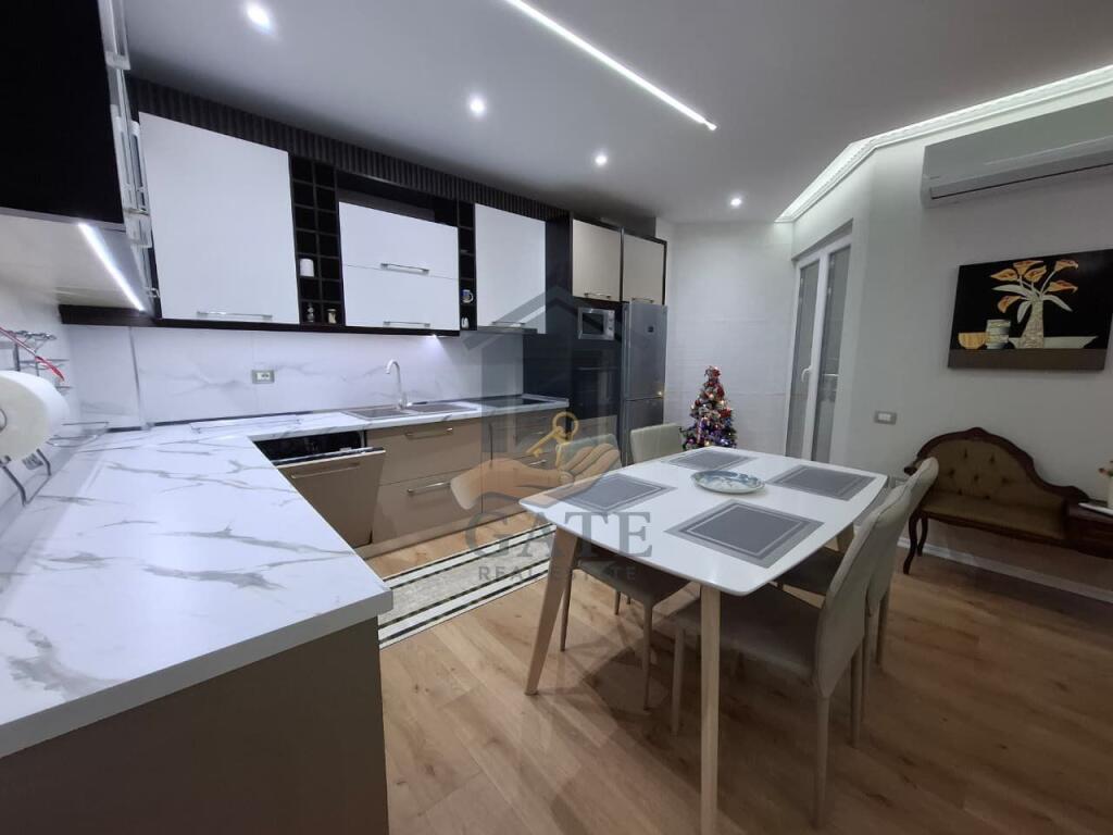 Shitet, Apartament 3+1+2+2, Prane Markates, Durres!