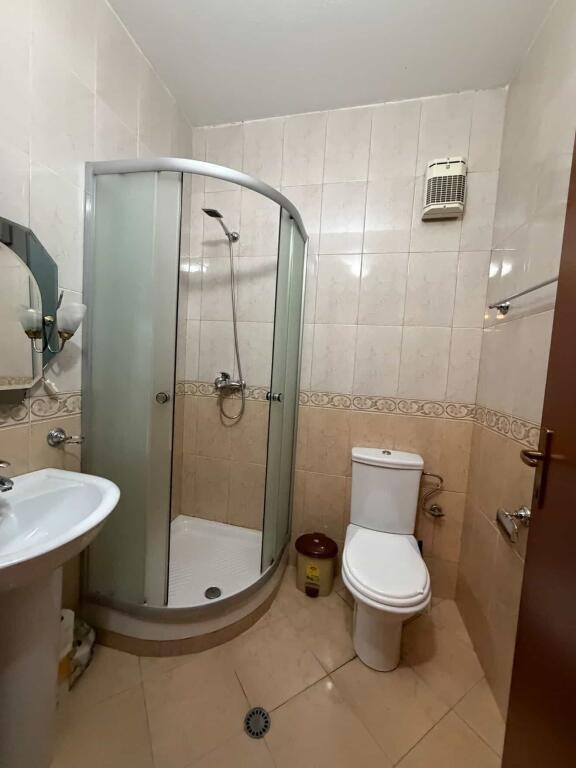 Apartament 2+1 me qira tek Komuna e Parisit!