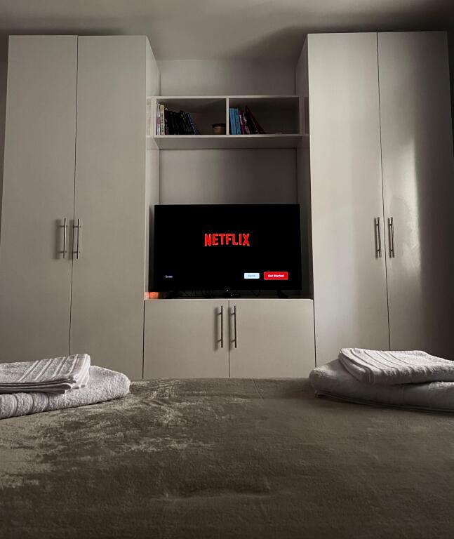 Jepet me qira apartament 1+1, Qender, Rruga e Barrikadave.