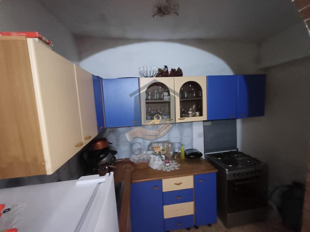 Shitet Apartament 3+1 Prane Stadiumit Niko Dovana