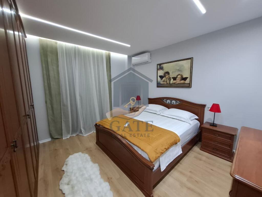 Shitet, Apartament 3+1+2+2, Prane Markates, Durres!