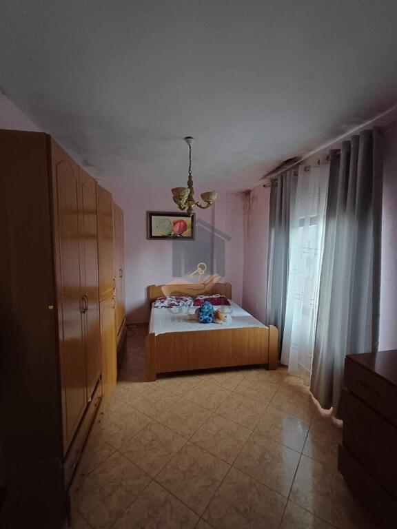 Shitet Apartament 3+1 Prane Stadiumit Niko Dovana