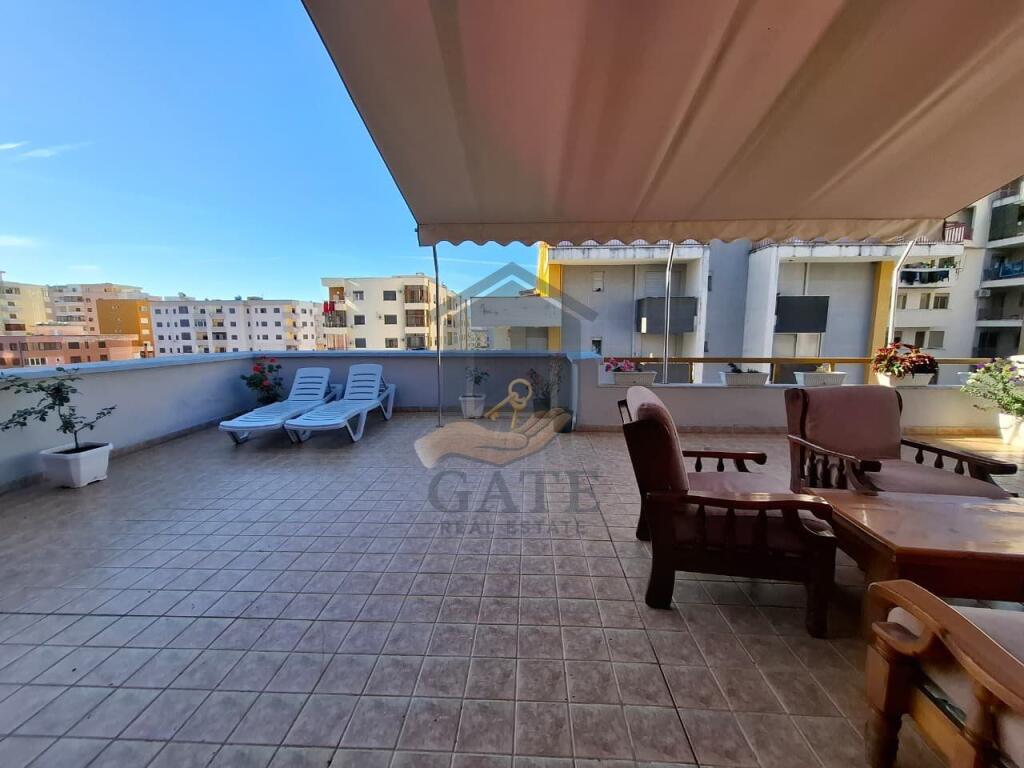 Jepet me Qira Apartament 1+1 + Verandë – Plazh Iliria, Kati 7 me Ashensor