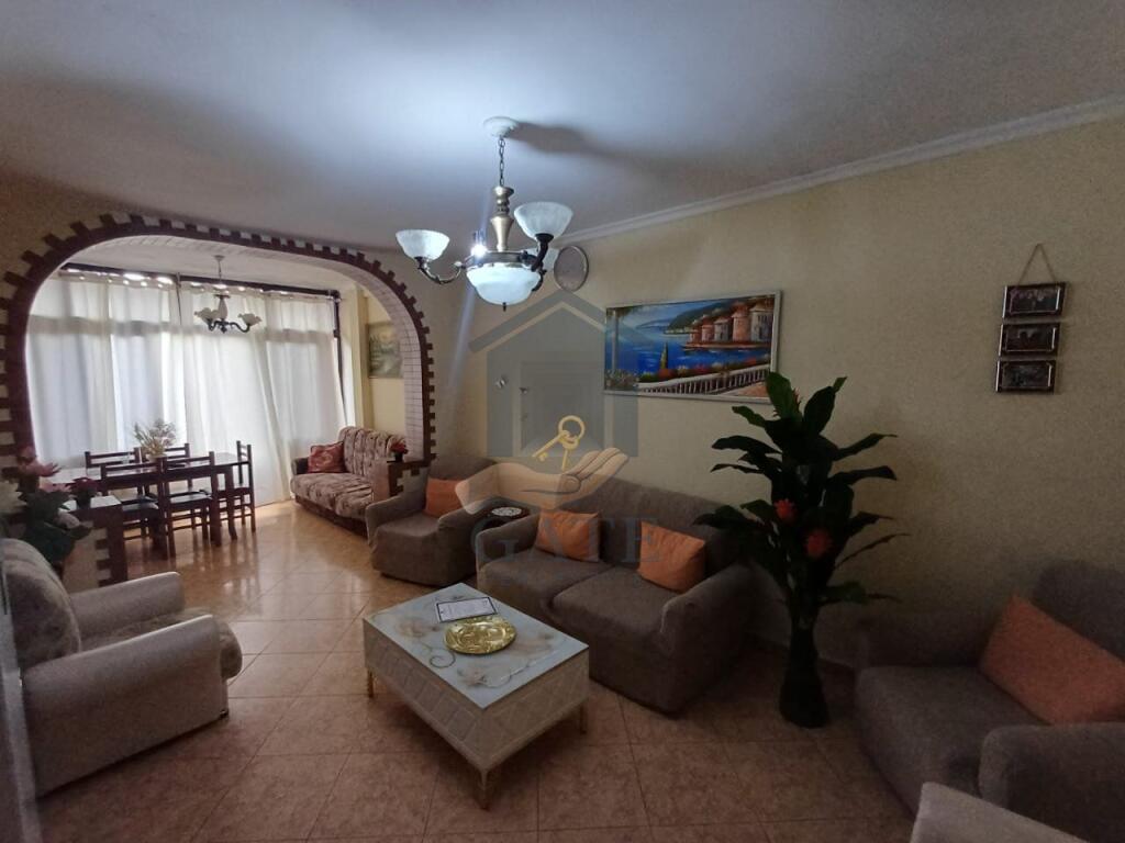 Shitet Apartament 3+1 Prane Stadiumit Niko Dovana