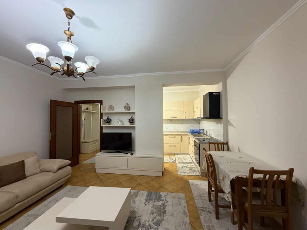Apartament 2+1 me qira tek Komuna e Parisit!